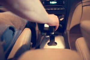 Les lettres de la boîte automatique : Comprendre le Levier de Vitesse